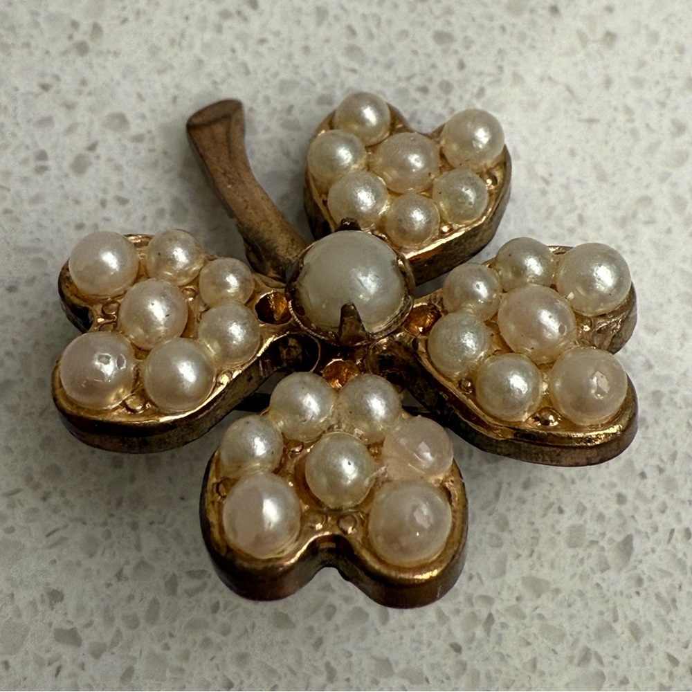 Vintage Four Leaf Clover Brooch Pin Gold Tone Faux Pearls - Picture 4 of 8